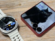 Encontrei o único telefone Samsung que realmente faz o Galaxy Watch Ultra valer a pena Galaxy Z Flip 7 cercado por flores rosa