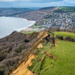Uma vista aérea de um deslizamento de terra em andamento em Stonebarrow Hill em Charmouth, em Dorset, que fechou o Caminho da Costa Sudoeste