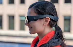 Enquanto prepara especificações para as massas, o quarto trimestre do Snap mostra crescimento de receita, mas menos usuários diários woman wearing Snap Spectacles