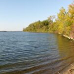 Nascer do sol no reservatório de Prairie Creek perto de Muncie, Indiana