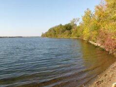 Entre Fort Wayne e Louisville fica o lago cênico e cristalino de Indiana, com camping e trilhas Nascer do sol no reservatório de Prairie Creek perto de Muncie, Indiana
