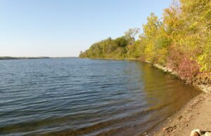 Entre Fort Wayne e Louisville fica o lago cênico e cristalino de Indiana, com camping e trilhas Nascer do sol no reservatório de Prairie Creek perto de Muncie, Indiana