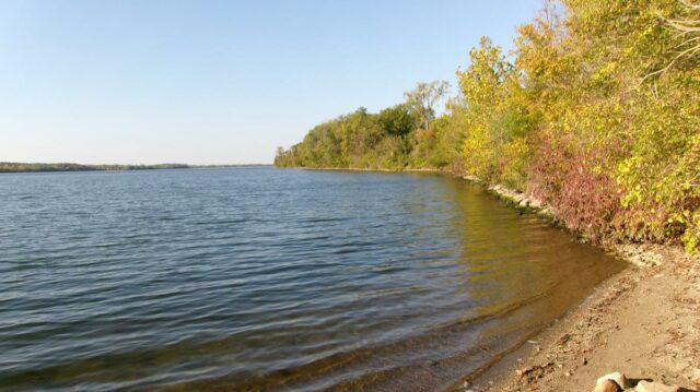 Nascer do sol no reservatório de Prairie Creek perto de Muncie, Indiana