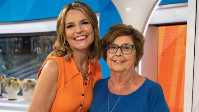 Savannah Guthrie (à esquerda) e sua mãe, Nancy Guthrie, no programa Today da NBC, ambientado em 2023.