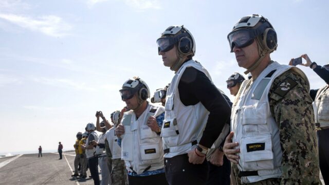 Enviado especial de Trump, Witkoff e Kushner, visita porta-aviões dos EUA em meio a tensões no Irã, negociações
