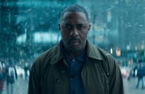 Episódio 6 da 2ª temporada de ‘Hijack’ – Data de lançamento, programação, como assistir A man stands in a busy street with a concerned expression.