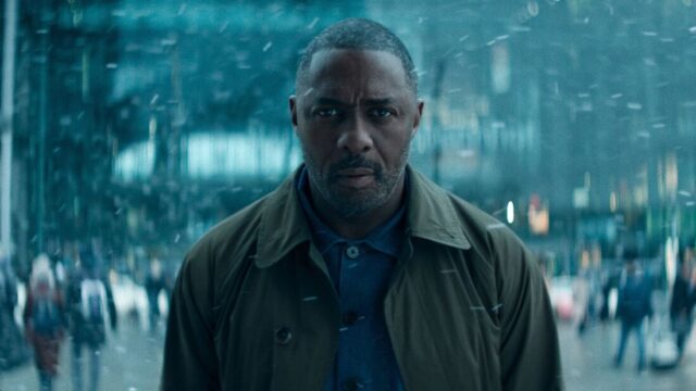 Episódio 6 da 2ª temporada de 'Hijack' - Data de A man stands in a busy street with a concerned expression.