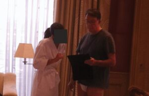 Epstein era um ‘mestre manipulador’, diz Lord Mandelson, enquanto o envergonhado ex-ministro do gabinete afirma ‘Tive muito azar’ Uma fotografia divulgada como parte dos arquivos de Epstein aparentemente mostra Lord Mandelson conversando com uma mulher que veste um roupão de banho branco.