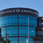 Equipe da WGA West entra em greve contra a administração sindical antes das negociações sobre contrato de estúdio