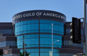 Equipe da WGA West entra em greve contra a administração sindical antes das negociações sobre contrato de estúdio Equipe da WGA West entra em greve contra a administração sindical antes das negociações sobre contrato de estúdio