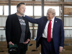 Equipe de Trump determinada a forçar o discurso de ódio no mundo Um desenho animado de Clay Bennett.