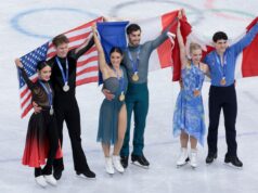 Escândalo da patinação olímpica gera petição para investigar juiz francês MILAN, ITALY - FEBRUARY 11: From left, Silver medalists Madison Chock and Evan Bates of United States, Gold medalists Laurence Fournier Beaudry and Guillaume Cizeron of France, Bronze medalists Piper Gilles and Paul Poirier of Canada during the victory ceremony of the Figure Skating Ice Dance event on day five of the Milano Cortina 2026 Winter Olympic Games at Milano Ice Skating Arena on February 11, 2026 in Milan, Italy. (Photo by Jean Catuffe/Getty Images)