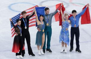Escândalo da patinação olímpica gera petição para investigar juiz francês MILAN, ITALY - FEBRUARY 11: From left, Silver medalists Madison Chock and Evan Bates of United States, Gold medalists Laurence Fournier Beaudry and Guillaume Cizeron of France, Bronze medalists Piper Gilles and Paul Poirier of Canada during the victory ceremony of the Figure Skating Ice Dance event on day five of the Milano Cortina 2026 Winter Olympic Games at Milano Ice Skating Arena on February 11, 2026 in Milan, Italy. (Photo by Jean Catuffe/Getty Images)