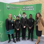 Os alunos da Alvaston Moor Academy mudaram do tradicional blazer, camisa e gravata para uma camiseta e jaqueta