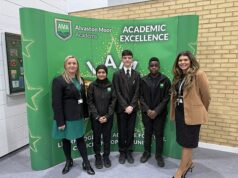 Escola dispensa o tradicional blazer, camisa e uniforme de gravata por paletó e camiseta após perguntar aos ALUNOS quais mudanças eles desejam Os alunos da Alvaston Moor Academy mudaram do tradicional blazer, camisa e gravata para uma camiseta e jaqueta