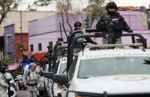 Escolas fechadas, tropas nas ruas: México em alerta após assassinato de ‘El Mencho’ epa12772352 Veículos queimados são vistos no calçadão de Puerto Vallarta, México, 23 de fevereiro de 2026. A cidade turística relata perturbações visíveis após a violência ligada ao assassinato do líder do cartel de drogas Nemesio Oseguera Cervantes, conhecido como El Mencho, em uma operação militar. EPA/Arturo Montero