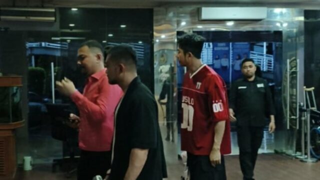 Escritório de Imigração do Sul de Jacarta Cokok DJ chinês Escritório de Imigração do Sul de Jacarta Cokok DJ chinês e dançarina tailandesa, suspeito de violar autorização de residência