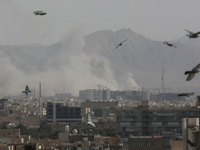 Espaço aéreo fechado, companhias aéreas interrompem voos enquanto EUA e Israel atacam, Irã responde
