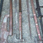 Espadas e machados apreendidos como homem acusado de ameaçar políticos