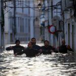 Espanha e Portugal se preparam para nova tempestade depois que enchentes matam 2 pessoas e deslocam 11 mil