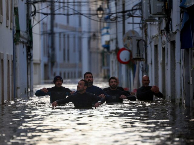 Espanha e Portugal se preparam para nova tempestade depois que enchentes matam 2 pessoas e deslocam 11 mil
