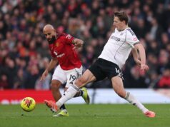 Esqueça Amad, Michael Carrick está desencadeando a parceria devastadora de Bryan Mbeumo com outro jogador Casemiro comemora com seus companheiros durante a partida de futebol da Premier League entre Manchester United e Fulham, em Old Trafford, em Manchester, Inglaterra, em 2026.