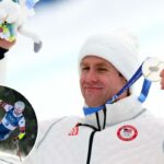 O medalhista de prata Ryan Cochran-Siegle, dos Estados Unidos, comemora no pódio após a corrida super G de esqui alpino masculino durante os Jogos Olímpicos de Inverno Milano Cortina 2026 no Centro de Esqui Stelvio.