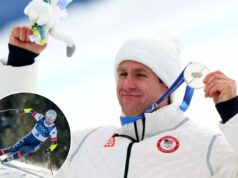 Esquiador dos EUA ganha medalha de prata super-G consecutiva no oportuno aniversário olímpico da família O medalhista de prata Ryan Cochran-Siegle, dos Estados Unidos, comemora no pódio após a corrida super G de esqui alpino masculino durante os Jogos Olímpicos de Inverno Milano Cortina 2026 no Centro de Esqui Stelvio.