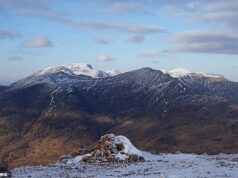 Esquiador morre após cair em montanha de 4.000 pés perto de Ben Nevis Ben Nevis, na Escócia, é a montanha mais alta das Ilhas Britânicas e mede mais de 4.000 pés de altura