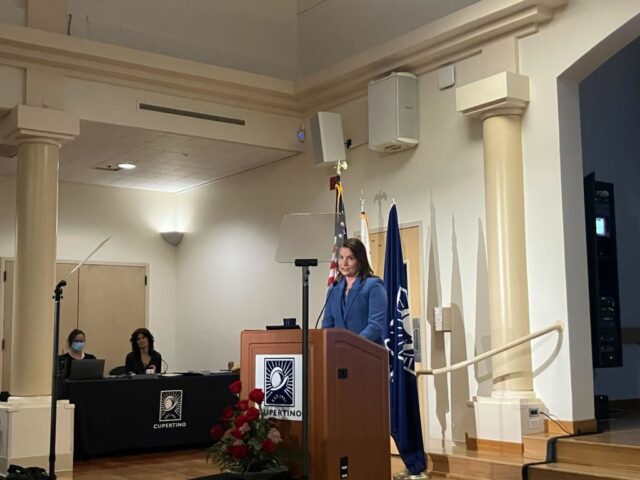 Estado da cidade de Cupertino: Prefeito pinta desafios difíceis e Estado da cidade de Cupertino: Prefeito pinta desafios difíceis e uma cidade resiliente