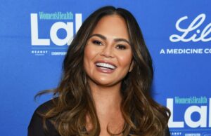 Estamos copiando a fórmula de roupa chique de Chrissy Teigen para o escritório conjunto de salão