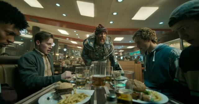 Estamos todos condenados, mas uma sátira astuta de ficção científica, 'Boa sorte, divirta-se, não morra', oferece palavras de despedida
