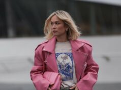 Estas 17 camisetas gráficas divertidas se tornarão seu grampo definitivo para a primavera PARIS, FRANÇA - 25 DE JANEIRO: Constance Jablonski usa longos cabelos loiros ondulados com uma parte central, brincos de argola de metal, uma bolsa clutch de couro preta, uma jaqueta preta grande com listras jacquard com logotipo PATOU tonal, gola de couro texturizada e detalhes de fivela de metal em camadas sobre um top preto, uma minissaia combinando, bota skinny de couro preto brilhante, fora de Patou, durante a Paris Fashion Week - Moda masculina outono / inverno 2026-2027, em 25 de janeiro de 2026 em Paris, França (Foto de Edward Berthelot/Getty Images)