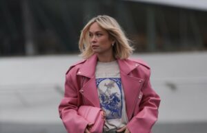 Estas 17 camisetas gráficas divertidas se tornarão seu grampo definitivo para a primavera PARIS, FRANÇA - 25 DE JANEIRO: Constance Jablonski usa longos cabelos loiros ondulados com uma parte central, brincos de argola de metal, uma bolsa clutch de couro preta, uma jaqueta preta grande com listras jacquard com logotipo PATOU tonal, gola de couro texturizada e detalhes de fivela de metal em camadas sobre um top preto, uma minissaia combinando, bota skinny de couro preto brilhante, fora de Patou, durante a Paris Fashion Week - Moda masculina outono / inverno 2026-2027, em 25 de janeiro de 2026 em Paris, França (Foto de Edward Berthelot/Getty Images)