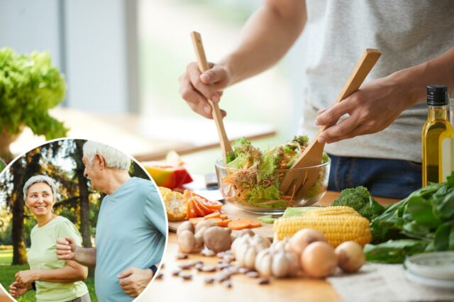 Estas cinco dietas podem prolongar sua vida em até 5 Homem misturando uma salada de legumes com utensílios de madeira em uma tigela de vidro.