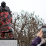 Estátua de Churchill em Londres é desfigurada com mensagens anti-Israel
