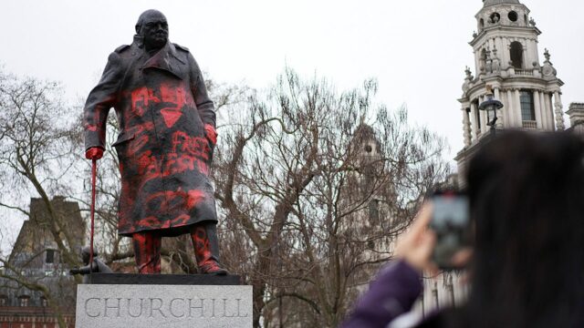 Estátua de Churchill em Londres é desfigurada com mensagens anti-Israel Estátua de Churchill em Londres é desfigurada com mensagens anti-Israel