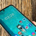 Moto G 2026 encostado em um laço vermelho