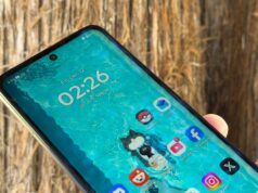 Este acordo com a operadora Moto G 2026 faz muito sentido agora Moto G 2026 encostado em um laço vermelho