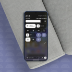 Close da tela de um smartphone exibindo o painel Configurações rápidas do Android, com o logotipo do Android visível na parte inferior