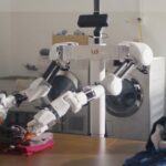 Este robô (mostrado em ação) pode dobrar mal algumas de suas roupas por US$ 8.000