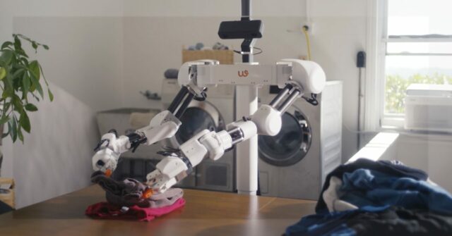Este robô (mostrado em ação) pode dobrar mal algumas de suas roupas por US$ 8.000
