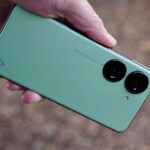 Ilustração de um chip de IA e uma cabeça de robô sobre a tela de um telefone Android