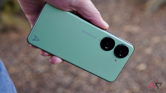 Este telefone antigo é um lembrete doloroso do sonho carro-chefe Ilustração de um chip de IA e uma cabeça de robô sobre a tela de um telefone Android