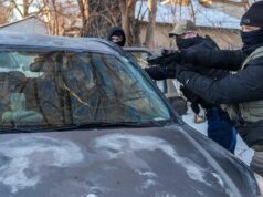 ‘Este trabalho é uma merda’: a honestidade da advogada da administração Trump no tribunal faz com que ela seja demitida Agentes do governo dos EUA mantêm dois manifestantes sob a mira de uma arma em Minneapolis.