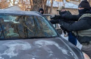 ‘Este trabalho é uma merda’: a honestidade da advogada da administração Trump no tribunal faz com que ela seja demitida Agentes do governo dos EUA mantêm dois manifestantes sob a mira de uma arma em Minneapolis.