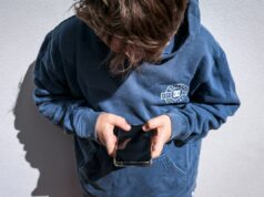 Estes são os países que estão se movendo para proibir as mídias sociais para crianças Shows a 14-year-old boy as he looks at social media on his mobile phone.
