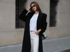 Estou atualizando meu guarda-roupa para a primavera com essas camisetas básicas abaixo de US $ 25 COLÔNIA, ALEMANHA - 2 DE JUNHO: Golestaneh Mayer-Uellner vestindo um top de renda Zara branco, calças largas da Fall Winter Spring Summer (FWSS), Slingbacks da Chanel como sapatos, bolsa Celine branca e óculos de sol em 2 de junho de 2016 em Colônia, Alemanha. (Foto de Christian Vierig/Getty Images)