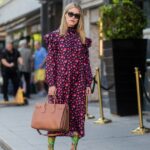 BERLIM, ALEMANHA - 04 DE DEZEMBRO: Anna Schürrle vista vestindo uma jaqueta de couro marrom da Soeur Paris sobre um vestido longo Ulla Johnson com estampa floral. Ela completa o look com botas de couro Chanel pretas e complementa com um colar de corrente amarelo-ouro da coleção City HardWear da Tiffany & Co. Ela também usa óculos de sol Corlin Eyewear grandes em 4 de dezembro de 2025 em Berlim, Alemanha. (Foto de Jeremy Moeller/Getty Images)