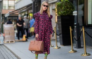 Estou morando com esses vestidos soltos durante a fase do inverno à primavera BERLIM, ALEMANHA - 04 DE DEZEMBRO: Anna Schürrle vista vestindo uma jaqueta de couro marrom da Soeur Paris sobre um vestido longo Ulla Johnson com estampa floral. Ela completa o look com botas de couro Chanel pretas e complementa com um colar de corrente amarelo-ouro da coleção City HardWear da Tiffany & Co. Ela também usa óculos de sol Corlin Eyewear grandes em 4 de dezembro de 2025 em Berlim, Alemanha. (Foto de Jeremy Moeller/Getty Images)